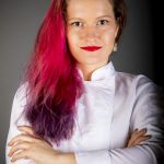 Бизнес портрет на момиче с червена коса на тъмен фон