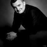 Черно бял кадър на мъж на черен фон